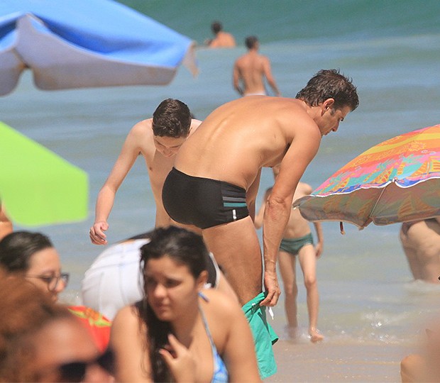 Reynaldo Gianecchini na Praia do Leblon zona sul do Rio de Janeiro (Foto: AgNews)