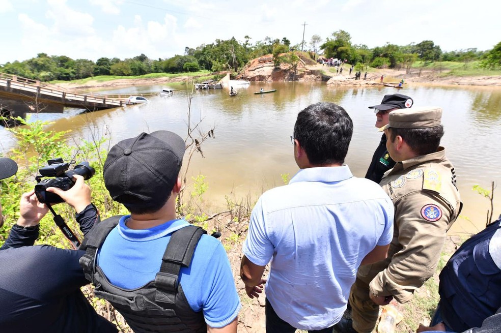 Autoridades do Amazonas realizam ações na área que aconteceu o desabamento da ponte. — Foto: Secom