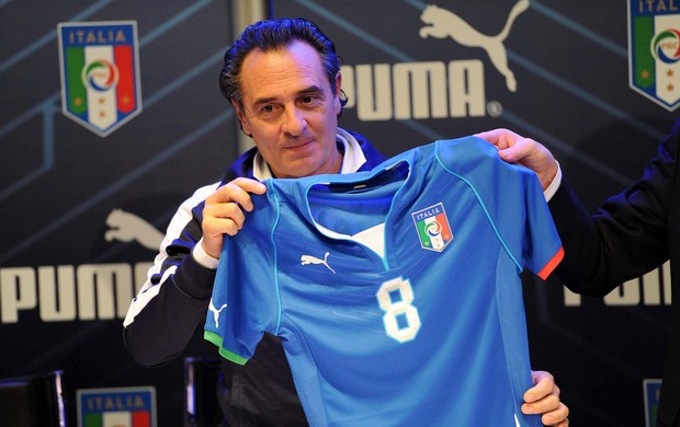 camisa italia Cesare Prandelli (Foto: EFE)