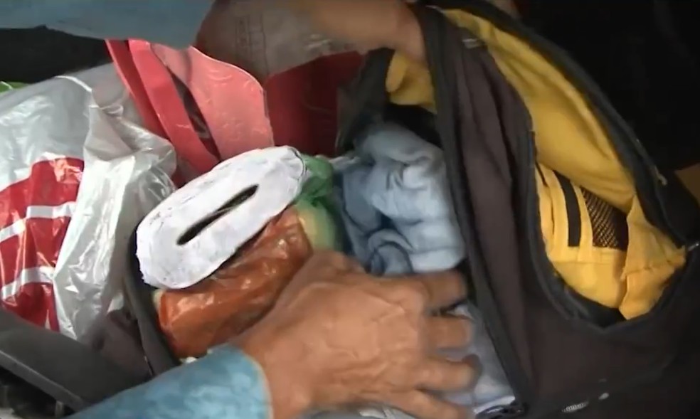 Mochila do homem que sumiu foi encontrada por parentes na rodoviária de Poções, na Bahia (Foto: Reprodução/TV Sudoeste)