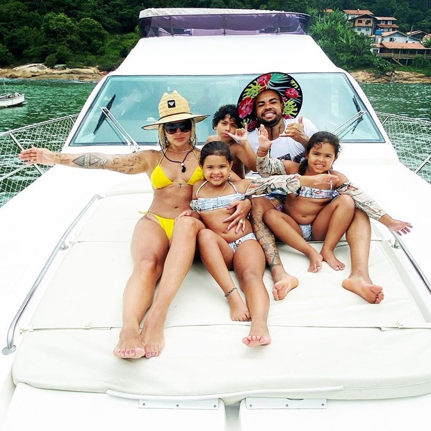 Dani Souza, Dentinho e filhos (Foto: Reprodução/Instagram)