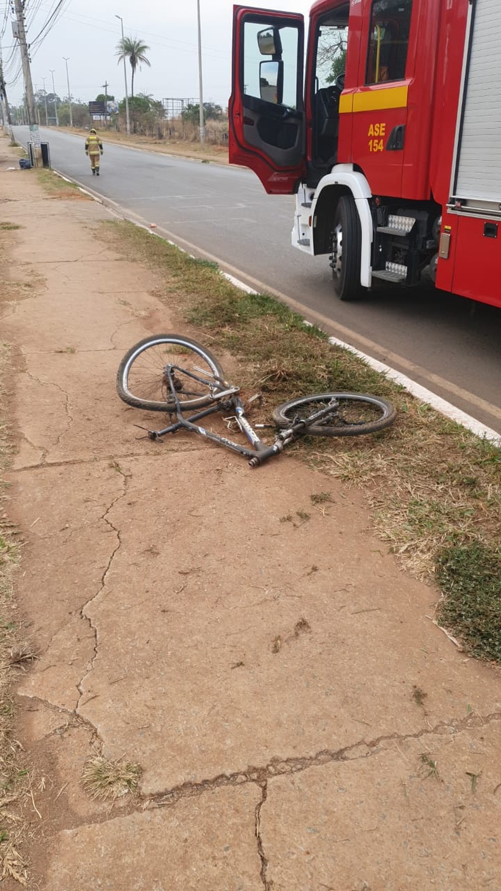 Bicicleta de ciclista ficou na calçada da av. Goiás, em Planaltina-DF, após acidente com carro, neste domingo (10) — Foto: Corpo de Bombeiros do DF/ Divulgação