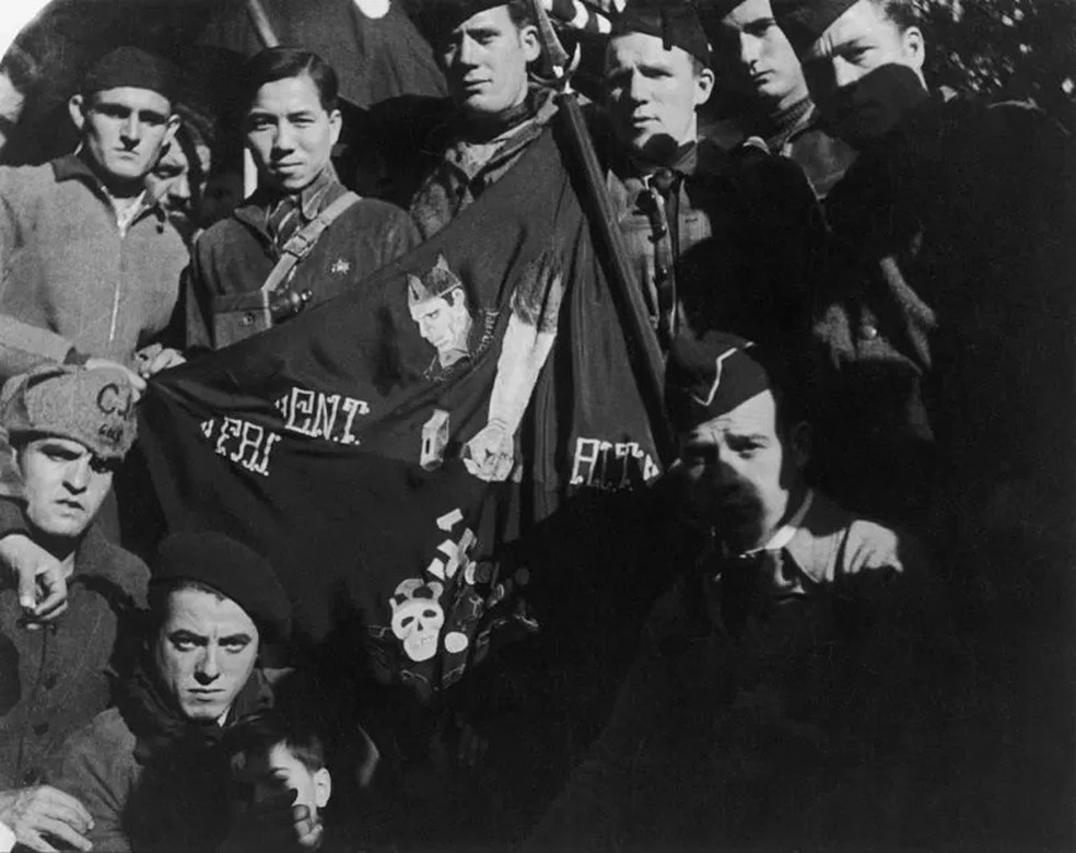 Muitos anarquistas que haviam defendido a República Espanhola durante a guerra civil fugiram depois do triunfo das tropas de Francisco Franco.  — Foto: Getty Images via BBC