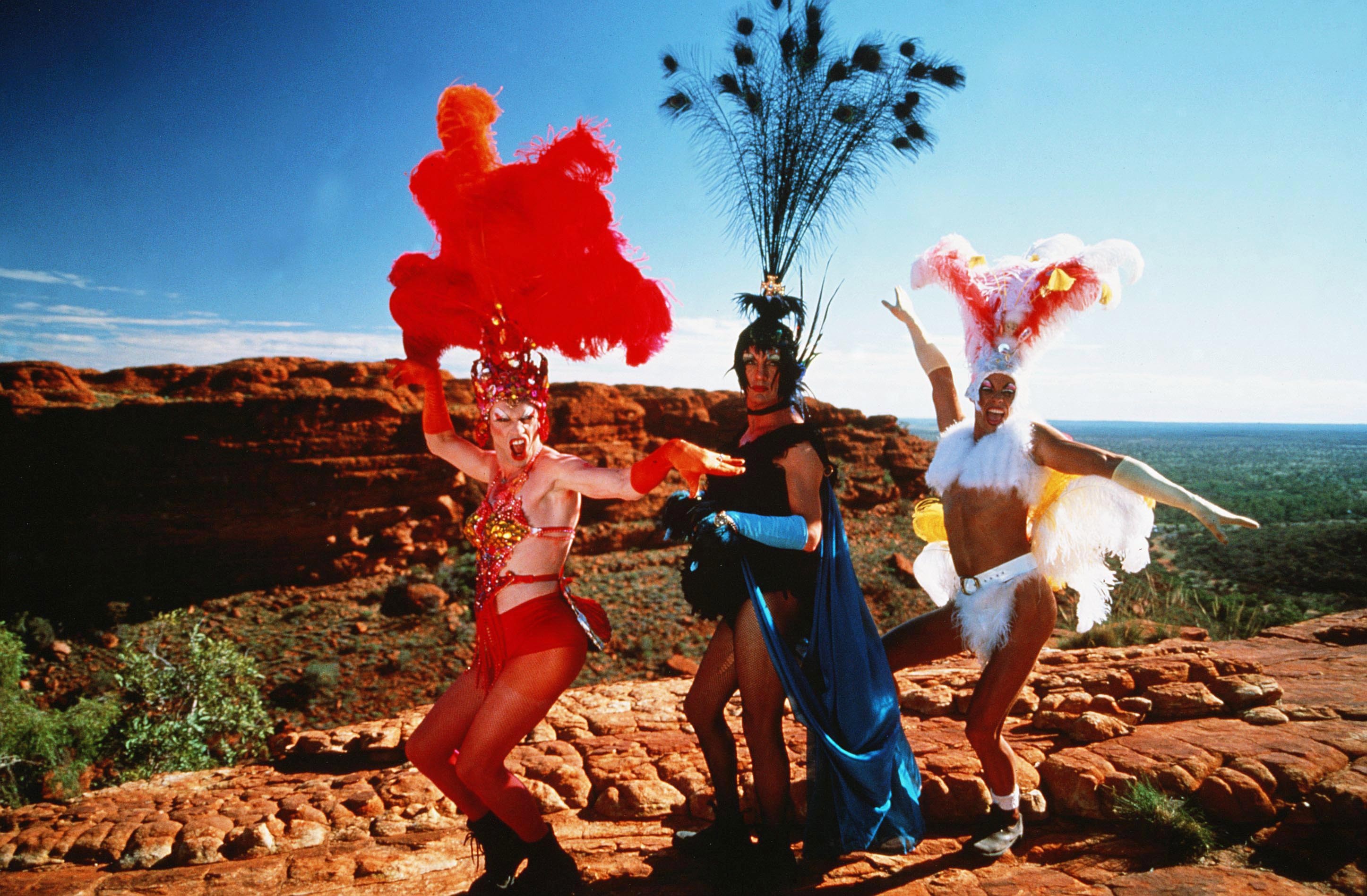 Hugo Weaving, Terence Stamp, Guy Pearce em Priscila, a Rainha do Deserto (1994) (Foto: Elise Lockwood/Polygram/Australian Film Finance/Kobal/Shutterstock)