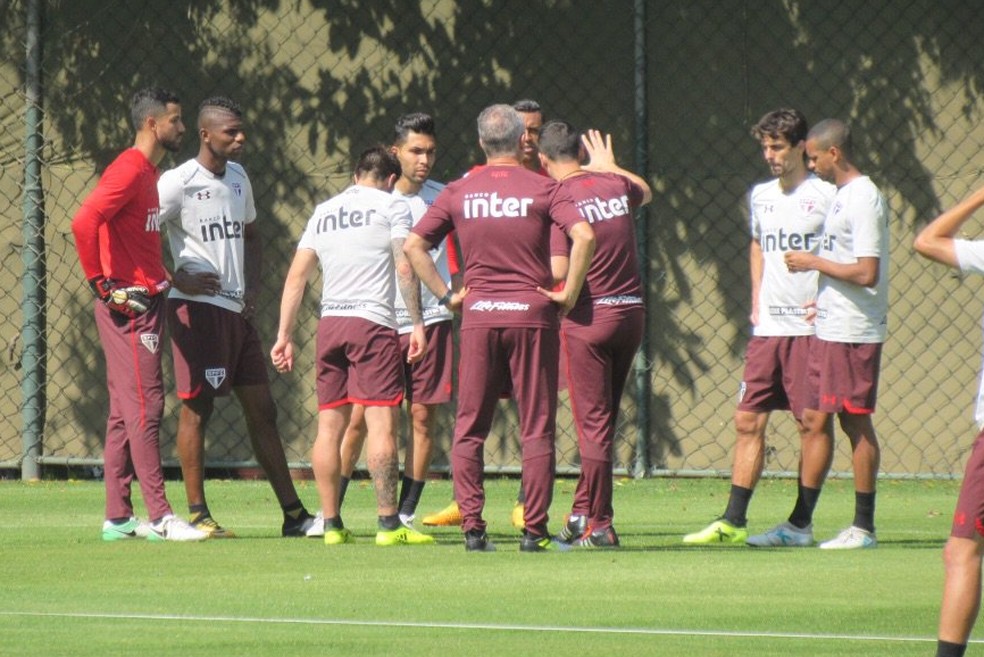Dorival Júnior fala com os jogadores no treino tricolor (Foto: Marcelo Prado)