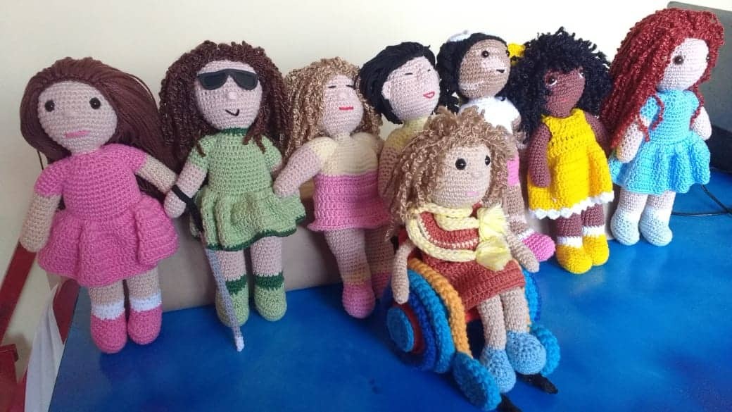 Vovô com vitiligo faz bonecos de crochê para crianças com a condição crônica (Foto: Reprodução/Instagram)