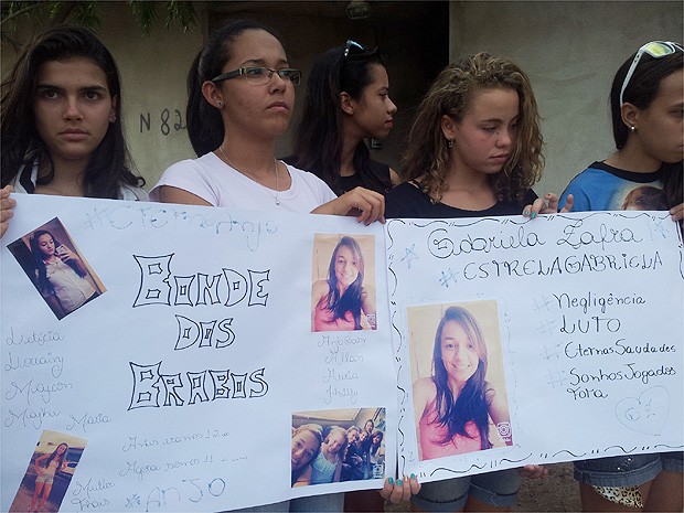 Amigos da adolescente mostram cartezes em homenagem a jovem, que morreu depois de tentar atendimento em cinco unidades de saúde em Ribeirão Preto, SP (Foto: Michel Montefeltro/ G1)