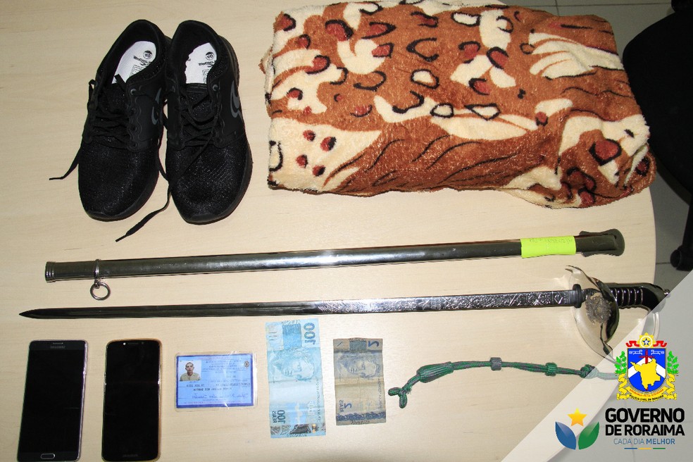 Espada que o militar entregou a um dos suspeitos para não ser acusado de pedofilia foi recuperada pela Polícia Civil — Foto: Polícia Civil/Divulgação