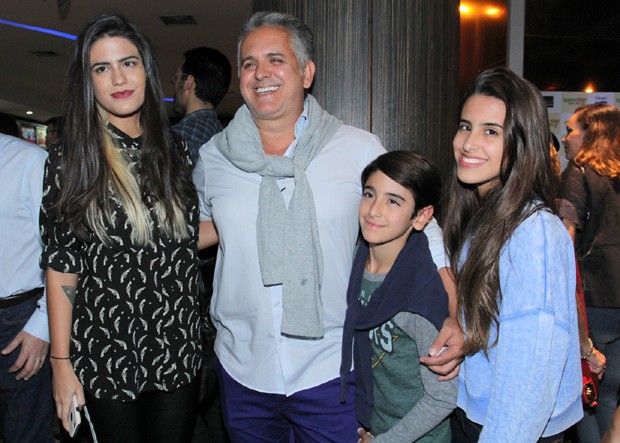 Orlando Morais e os filhos Antônia, Bento e Ana Morais (Foto: Alex Palarea/AgNews)
