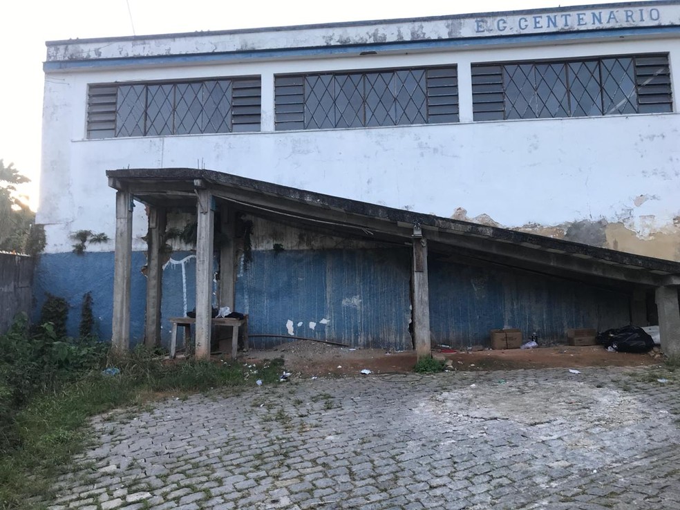 Carro da vítima foi encontrado nesse clube abandonado, no bairro Bingen, em Petrópolis, RJ — Foto: Divulgação/Polícia Civil