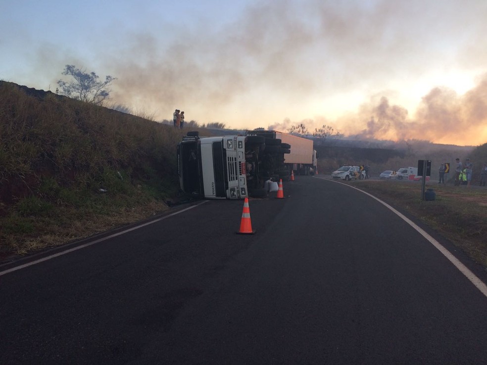 Carreta tombada na pista da SP-270 preocupou bombeiros de Paraguaçu Paulista (Foto: Corpo de Bombeiros / Divulgação)