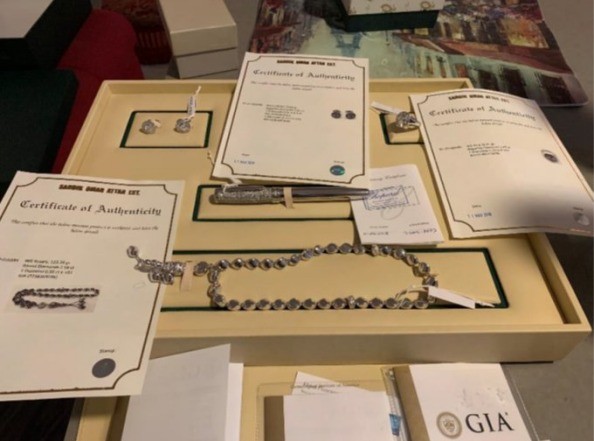 Joias que são alvo da operação da PF. Na foto, kit de joias recebido por Bolsonaro e leiloado nos EUA. 