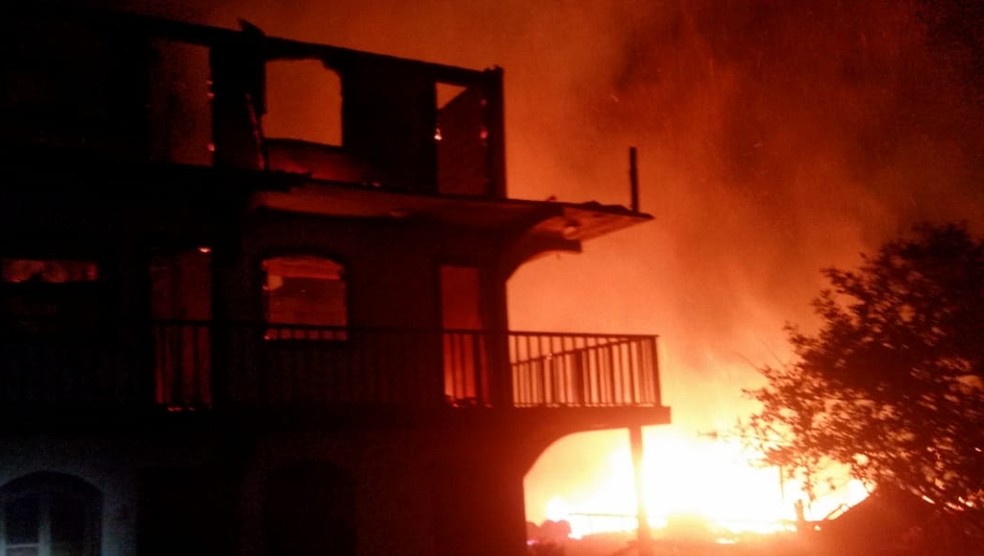 Incêndio destrói hotel em Campos do Jordão — Foto: Divulgação/ Corpo de Bombeiros