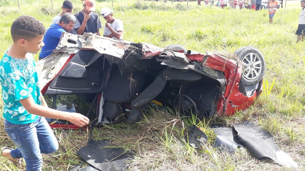 Acidente entre caminhÃ£o, Ã´nibus e carro deixa dois feridos na BR-367, sul da Bahia â€” Foto: EgÃ­dio SimÃµes/TV Santa Cruz