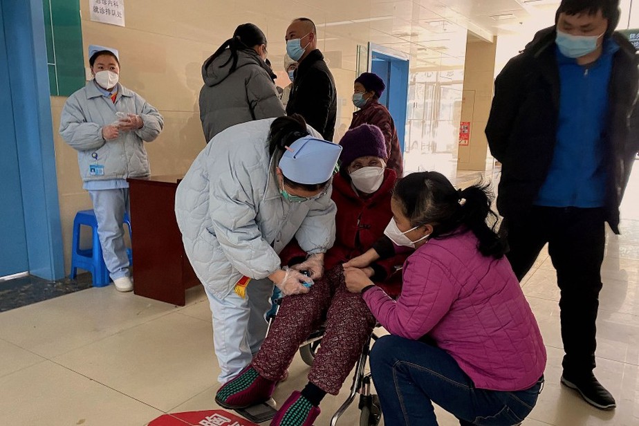 Uma paciente com coronavírus Covid-19 é atendida no Hospital Popular de Fengyang, no condado de Fengyang, na província de Anhui, no Leste da China, em 5 de janeiro de 2023.