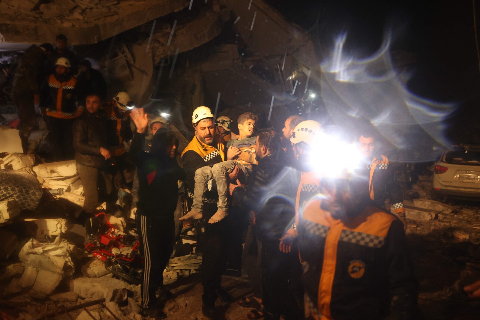 Equipes de resgate retiram menino dos escombros de um prédio que desabou após terremoto na Síria, em 6 de fevereiro de 2023 — Foto: Aaref Watad / AFP