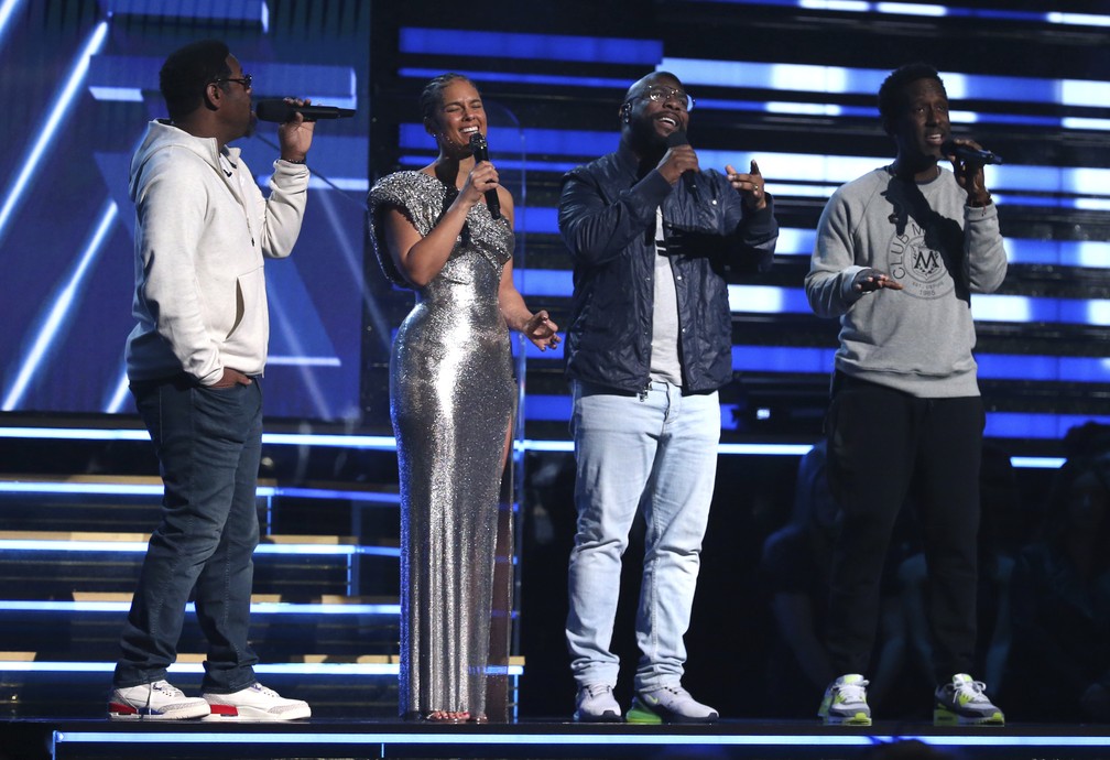 Alicia Keys e Boyz II Men cantam em homenagem a Kobe Bryant no Grammy 2020 — Foto: Matt Sayles/Invision/AP