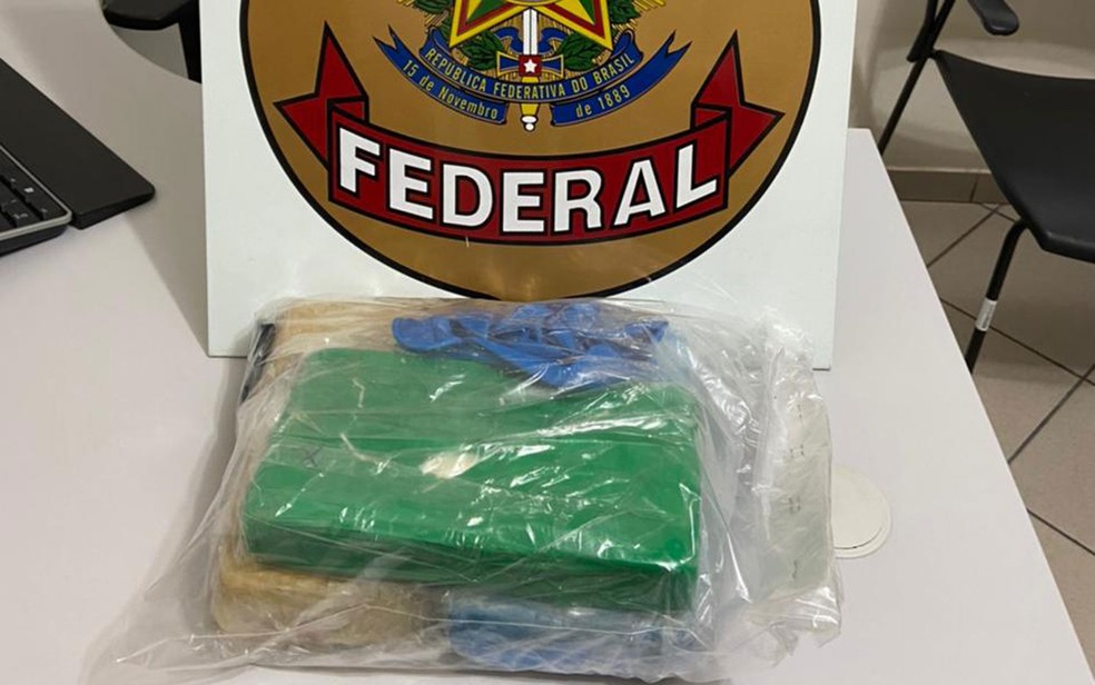 Mulher é flagrada ao receber cocaína pelos Correios em Feira de Santana, na Bahia  — Foto: Divulgação/PF