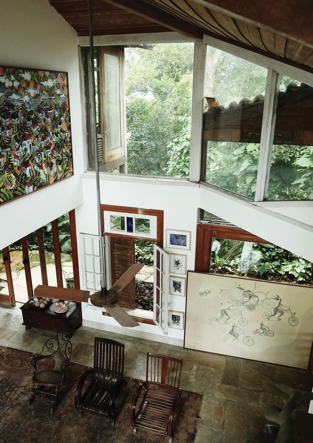 Detalhe de ambiente da sala de estar de sua casa na Gávea, cercada por vegetação nativa e a poucos passos da Floresta da Tijuca (Foto: Anne Dokter)