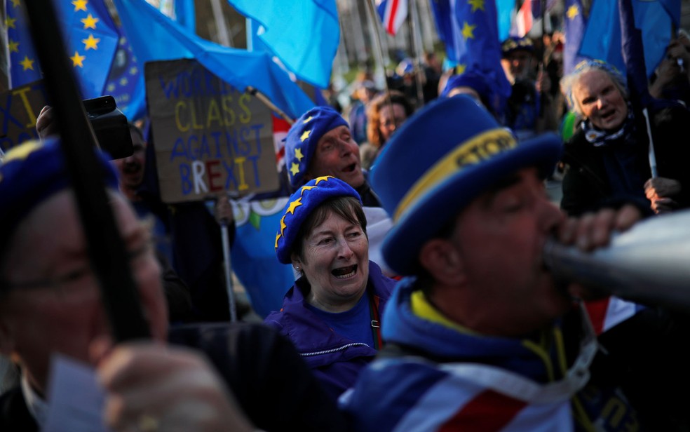 Manifestantes anti-Brexit protestam em frente ao Parlamento britÃ¢nico, em Londres, na segunda-feira (1Âº/4) â€” Foto: Reuters/Alkis Konstantinidis