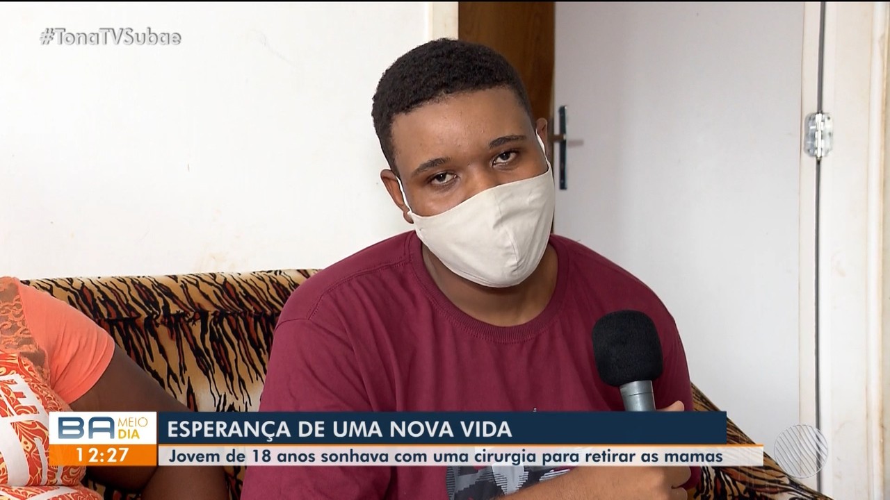 Jovem com seios consegue realizar cirurgia plástica e corrigir problema