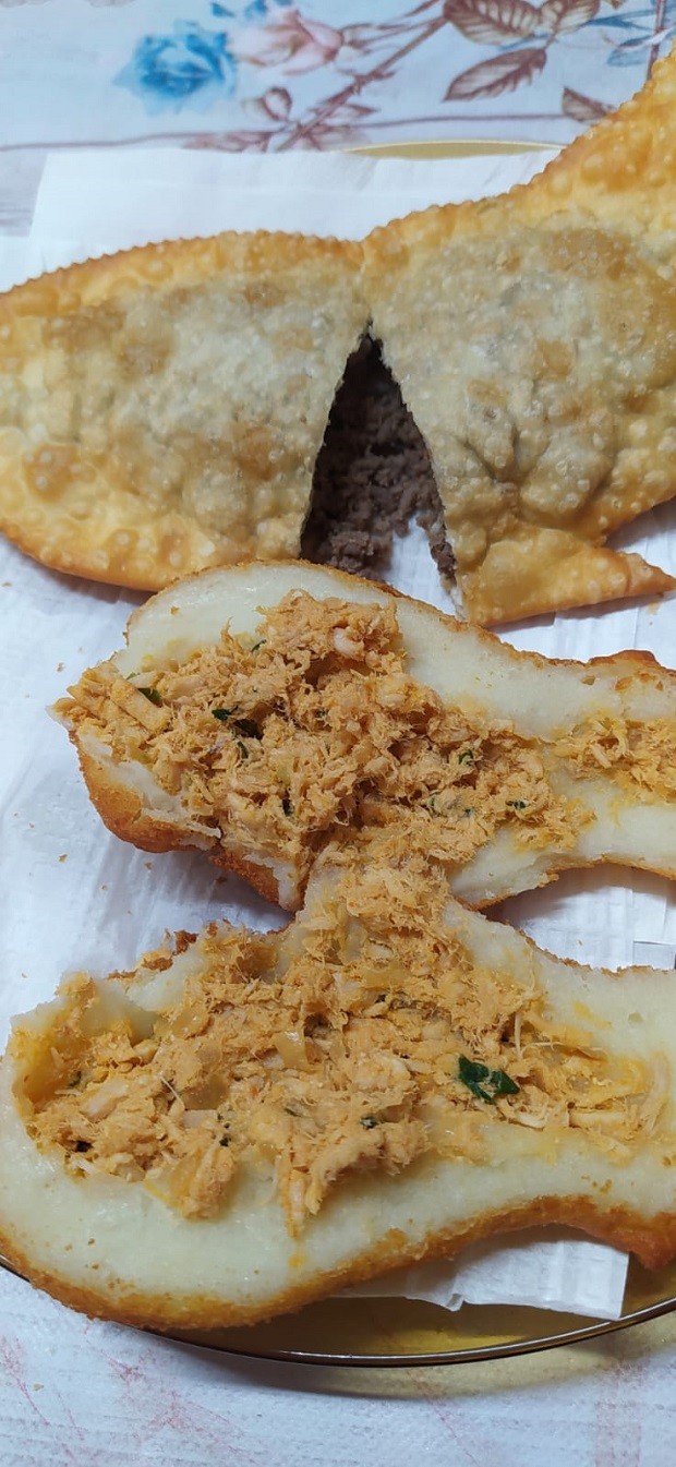 Feirante viraliza com pastel e coxinha em formato de capivara e