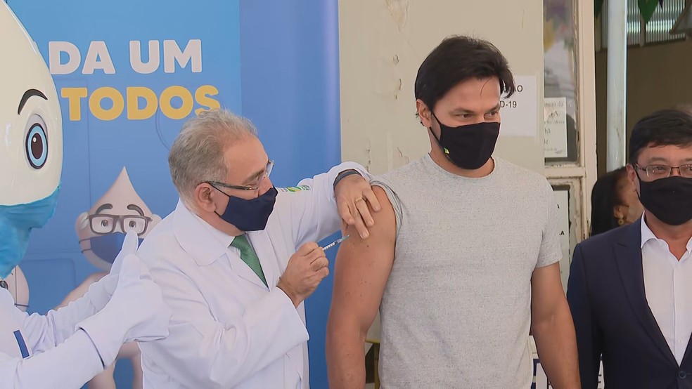 Ministro das Comunicações, Fábio Faria, toma vacina contra Covid-19 no DF — Foto: TV Globo/Reprodução