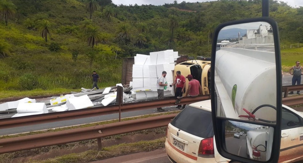 Caminhão tomba na Fernão Dias, em Betim — Foto: Reprodução/Redes Sociais
