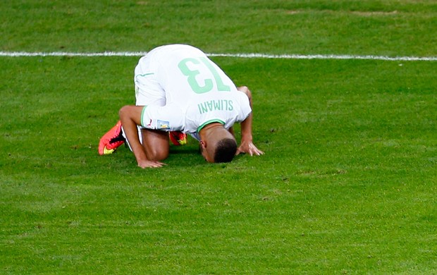 Islam Slimani comemoração jogo Argélia x Rússia (Foto: Reuters)