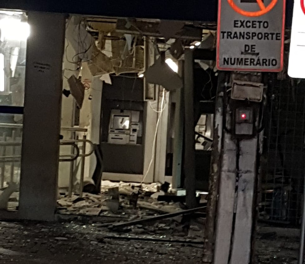 Agência da Caixa Econômica Federal foi alvo da ação de criminosos em Carpina, na Zona da Mata — Foto: Reprodução/WhatsApp
