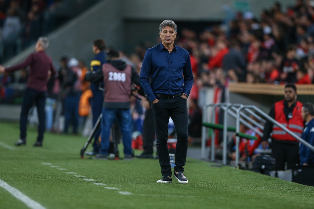 Análise: Grêmio afunda em sucessão de erros, tem pior jogo do ano e põe pressão para Libertadores
