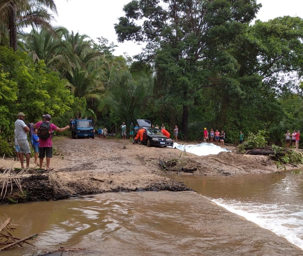 Cinco pessoas morreram após carro cair em córrego em Altos, no Piauí — Foto: Reprodução/WhatsApp
