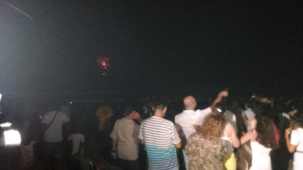 População festeja chegada de 2022 em Intermares, em Cabedelo, que teve queima de fogos promovida pela prefeitura — Foto: Silvia Torres/TV Cabo Branco