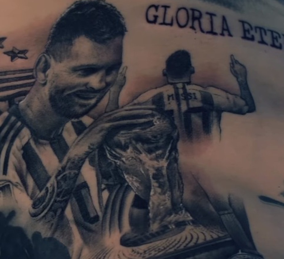 Campeão da Copa do Mundo com a Argentina, zagueiro Otamendi fez duas tatuagens de Messi no próprio corpo