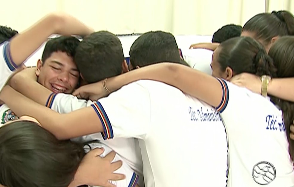 Momento de abraço coletivo entre estudantes — Foto: TV Asa Branca/Reprodução