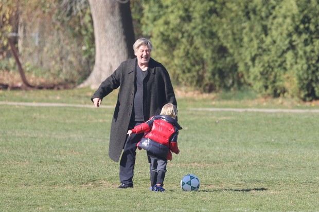 Após tragédia em set, Alec Baldwin se diverte em parque com os filhos (Foto: Grosby Group)