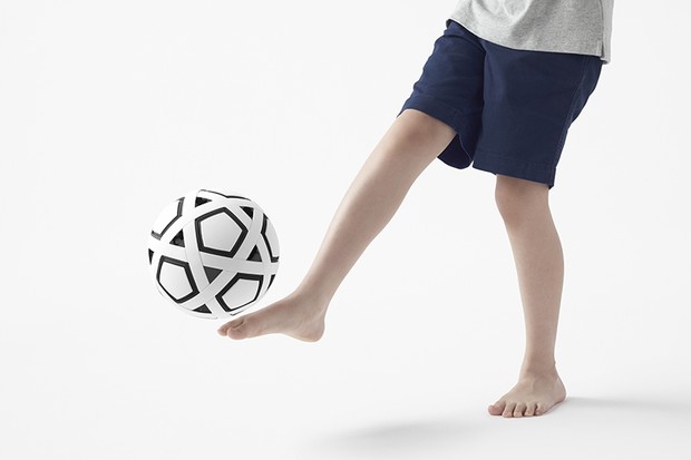 Estúdio Nendo projeta bola de futebol montável para estimular o esporte (Foto: Divulgação)