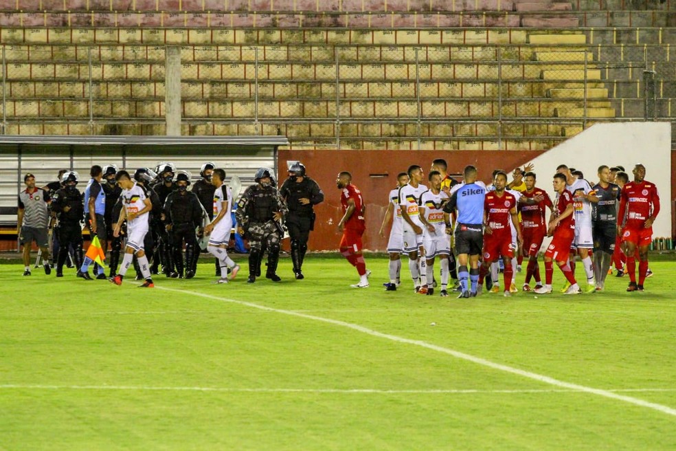 Confusão ocorreu nos acréscimos de Globo FC x América-RN — Foto: Gabriel Leite
