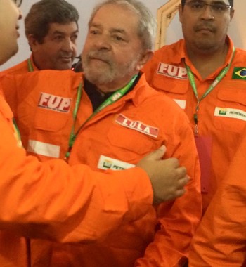 O ex-presidente Luiz Inácio Lula da Silva chega para o Encontro Nacional dos Petroleiros (Foto: Reprodução/Facebook)