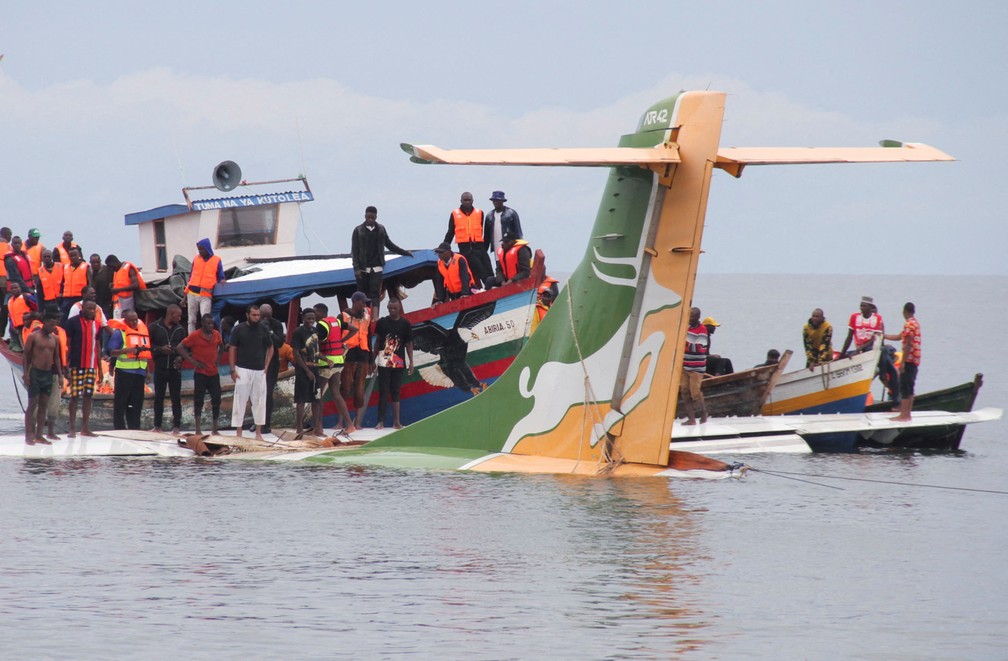 Equipes de resgate tentam recuperar o avião de passageiros da Precision Air que caiu no Lago Vitória em Bukoba. — Foto: REUTERS/Stringer 