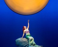 'A Pequena Sereia' leva público para viagem ao fundo do mar com cenário cheio de magia