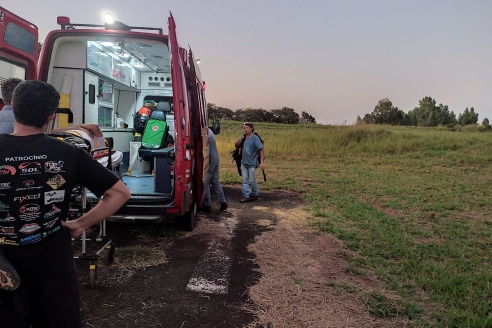 Paramotor cai após falha no pouso próximo a rodovia de Tupã — Foto: Portal Mais Tupã /Divulgação