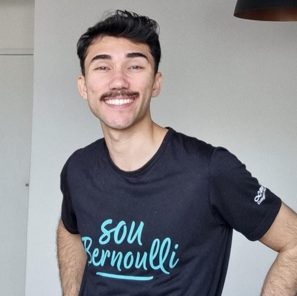 Professor de idiomas, aluno nota mil na redação do Enem na Bahia conciliou estudos com trabalho — Foto: Arquivo Pessoal