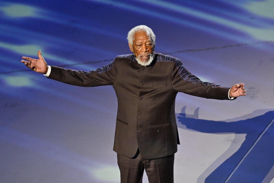 O ator Morgan Freeman na cerimônia de abertura da Copa do Mundo de 2022