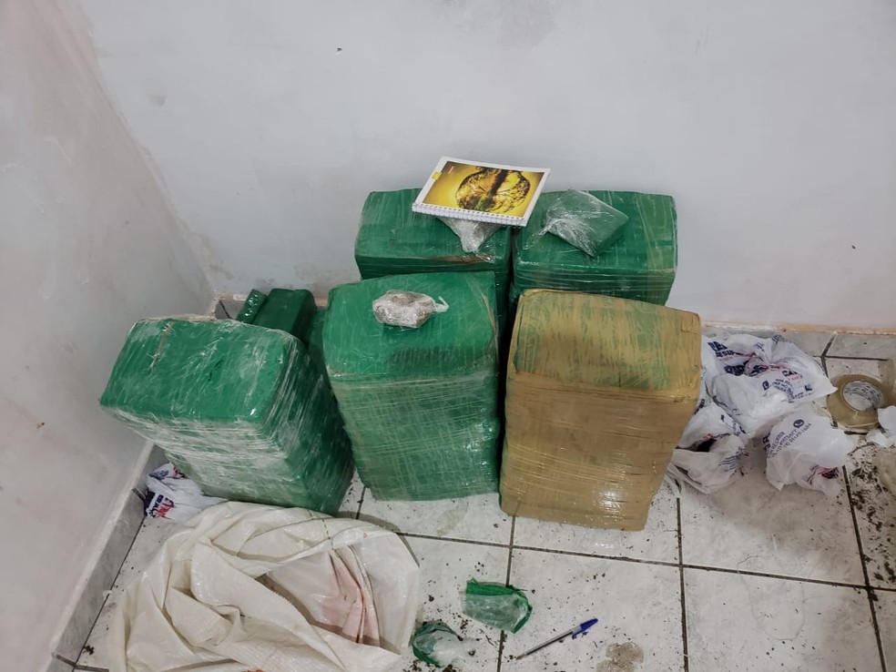 Drogas foram localizadas em uma casa desabitada, em Dracena — Foto: Polícia Militar