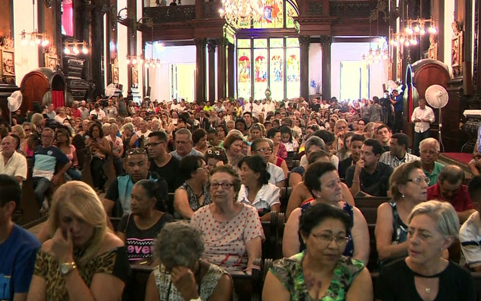 FiÃ©is na missa da Catedral Metropolitana de Campinas um dia apÃ³s o ataque â€” Foto: ReproduÃ§Ã£o/EPTV