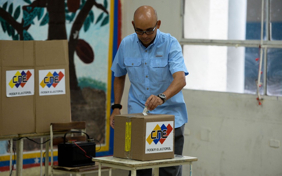 Eleitor vota durante eleições municipais, em Caracas, no domingo (10) (Foto: Federico Parra/AFP)