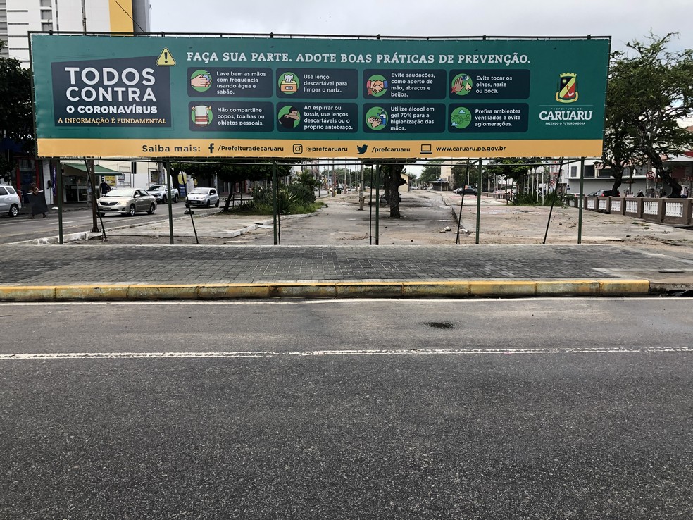 Local em que ficava o pórtico do São João, em Caruaru, deu lugar à outdoor com dicas para prevenir a população do coronavírus — Foto: Lafaete Vaz/G1
