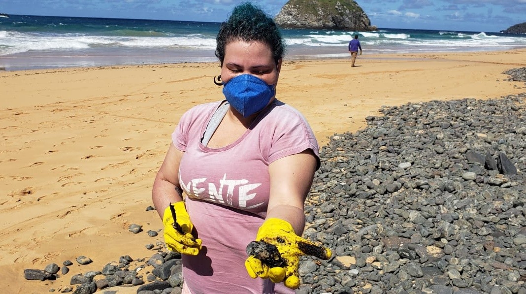 Em quatro dias, 1.393 quilos de fragmentos de óleo e lixo são retirados de praias e mangue em Fernando de Noronha thumbnail