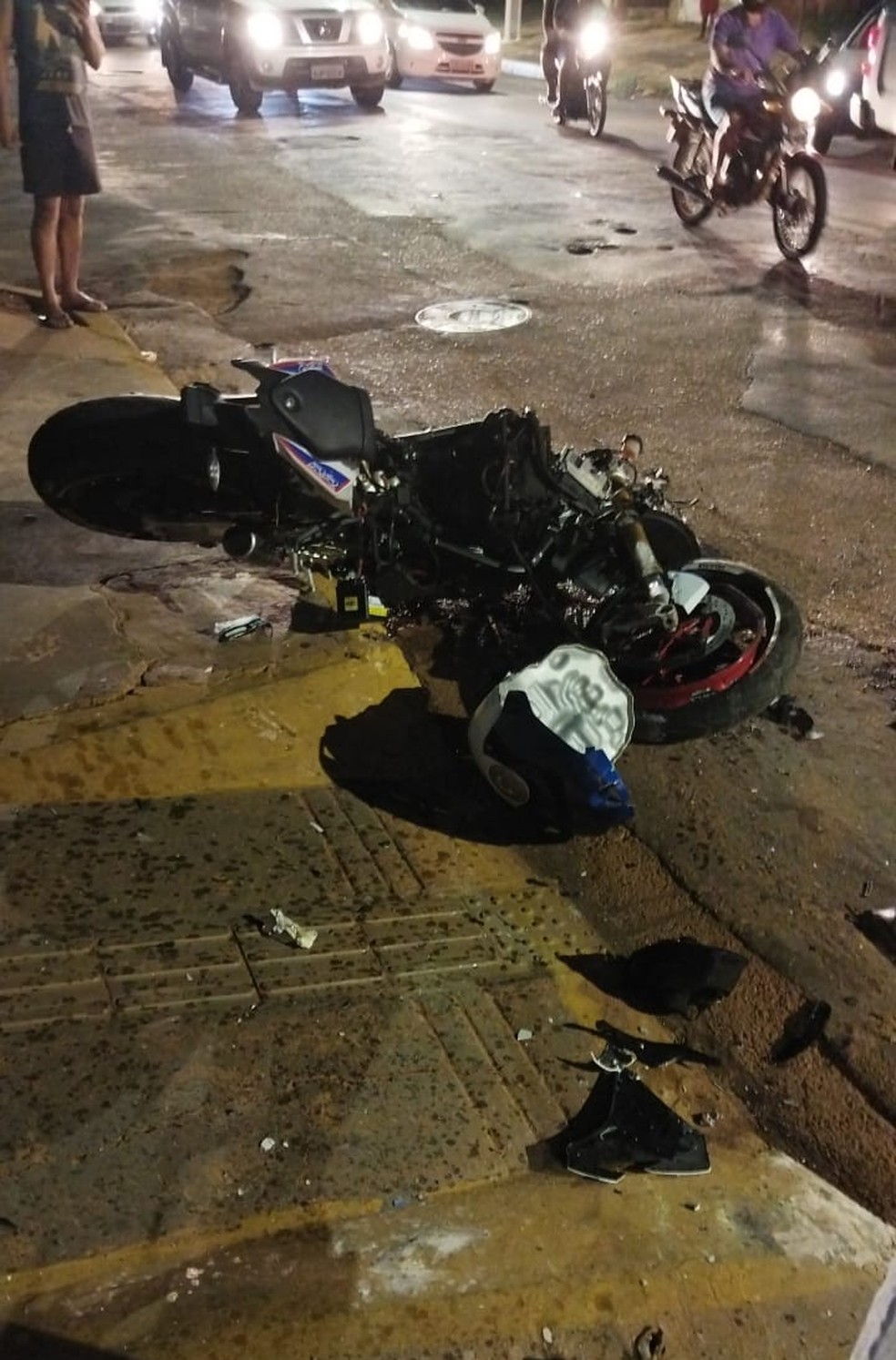 Moto ficou destruída após condutor bater contra poste — Foto: Divulgação